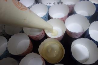 裱花袋装入面糊放在纸杯里