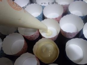 裱花袋装入面糊放在纸杯里