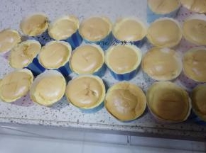 烤箱预热入蛋糕160度烤30分钟左右，具体时间跟温度要按自己的烤箱灵活掌握，牙签插到蛋糕中间没蛋糕带出来就是表示熟了（实际温度以自家烤箱为准)，一般蛋糕是先膨胀再回缩再烤一下就差不多熟了，多做几次就会掌握了，