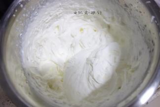 150g淡奶油+15g白糖打发至有纹路大概9分发
