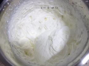 150g淡奶油+15g白糖打发至有纹路大概9分发