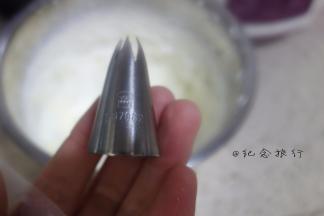 用这个花嘴挤 你可以选择自己喜欢的花嘴