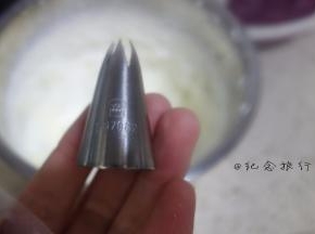 用这个花嘴挤 你可以选择自己喜欢的花嘴