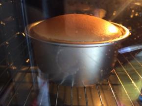 根据上色情况及时调整温度与时间，出炉后震出热气倒扣晾凉