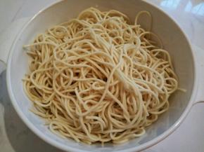 1. 下班晚，都买不着新鲜的碱水面，只能买商家煮好的！也方便，不用煮了！