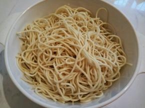 1. 下班晚，都买不着新鲜的碱水面，只能买商家煮好的！也方便，不用煮了！