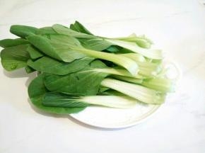 青菜控水，切小段