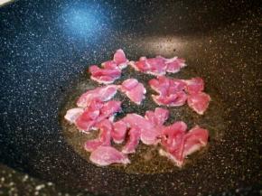 锅里放油，油微热，就可以放肉丝翻炒，