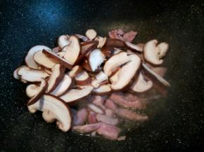 . 肉丝变色，加香菇翻炒，加一勺料酒，