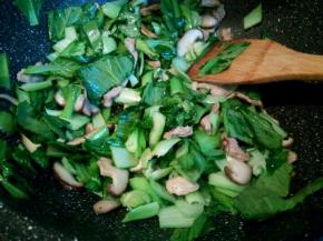 青菜翻炒至变软