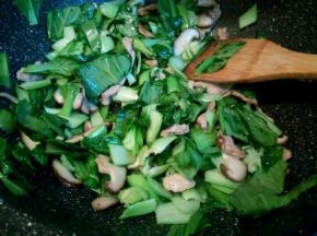 青菜翻炒至变软