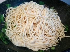 加入面条翻炒