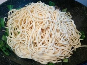 加入面条翻炒