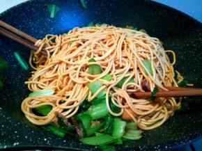 加生抽，盐，调味，我带手套炒的，怕碰到锅边，一只手一双筷子，不停翻拌，大概翻拌2分钟就可以了！