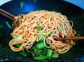 加生抽，盐，调味，我带手套炒的，怕碰到锅边，一只手一双筷子，不停翻拌，大概翻拌2分钟就可以了！