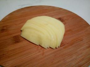  土豆去皮，切薄片