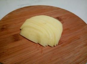  土豆去皮，切薄片