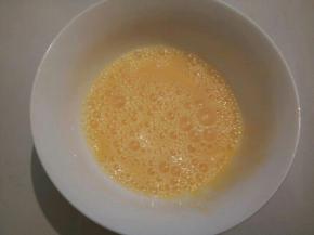 一个鸡蛋，磕入碗里，用筷子打散