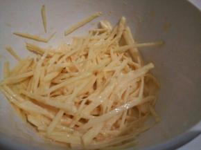 中筋面粉，盐，鸡蛋液和土豆丝拌一起，