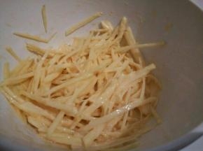 中筋面粉，盐，鸡蛋液和土豆丝拌一起，