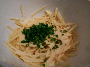  再加入葱花拌一下就可以