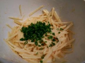  再加入葱花拌一下就可以