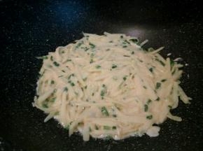  不粘锅加一点点油，把拌好的土豆丝，全部放下去用中小火煎，（早餐煮了点其他的，所以只做了这一个，家里人多的话，量可以翻倍）