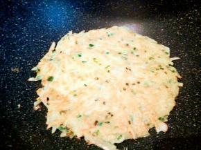 先不用去翻动它，等定型之后，看看是不是微黄了，如果是，就用木铲子给它翻面煎，煎至两面微黄就可以，