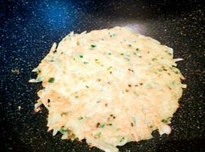 先不用去翻动它，等定型之后，看看是不是微黄了，如果是，就用木铲子给它翻面煎，煎至两面微黄就可以，