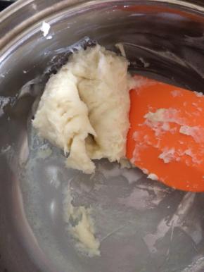 材料放进面包桶后就开始制作汤种了，100g牛奶和20g面粉倒入奶锅里，小火边煮边搅拌，搅拌成浓稠的面团，温度达到65度就可以离火了