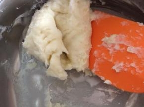 材料放进面包桶后就开始制作汤种了，100g牛奶和20g面粉倒入奶锅里，小火边煮边搅拌，搅拌成浓稠的面团，温度达到65度就可以离火了