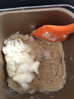 稍微放凉一点把汤种放入面包机内一起和面