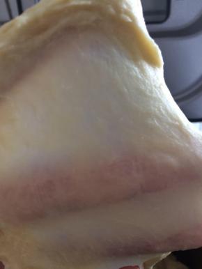 大约揉了20分钟就可以加入黄油到面团里了，继续揉面团至可以拉出薄薄的膜就完成了