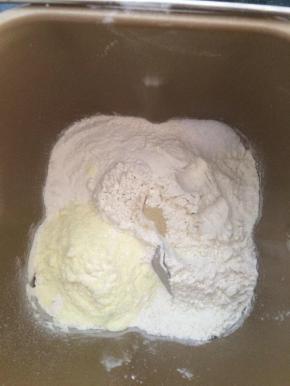 制作汉堡胚的步骤:按照先液体后粉类的顺序将牛奶，蛋液，白糖先倒入面包桶里，再倒入粉类，盐与酵母不能放在一起，盐放在角落里，在高筋粉的中间挖个小洞洞把酵母放进去，启动面包机和面程序，每个面包和面的速度都不一样，根据自家的面包机情况选择和面时间，没有面包机的就启动手揉模式吧