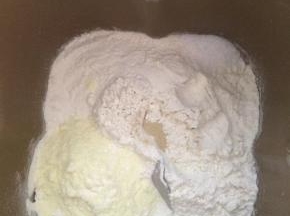 制作汉堡胚的步骤:按照先液体后粉类的顺序将牛奶，蛋液，白糖先倒入面包桶里，再倒入粉类，盐与酵母不能放在一起，盐放在角落里，在高筋粉的中间挖个小洞洞把酵母放进去，启动面包机和面程序，每个面包和面的速度都不一样，根据自家的面包机情况选择和面时间，没有面包机的就启动手揉模式吧