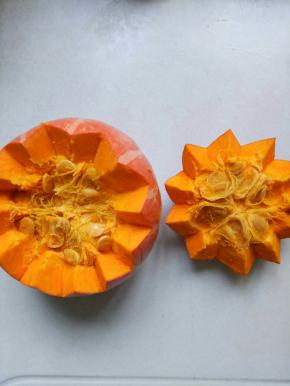 用牙签在南瓜三分之一处刻出锯齿状，用锋利的小刀刻出南瓜的盖子（当心手）