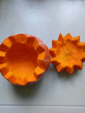 把南瓜里的籽掏空，洗净