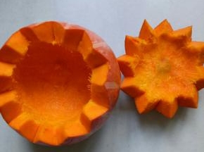 把南瓜里的籽掏空，洗净