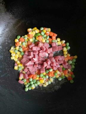 加入烤肠翻炒几下