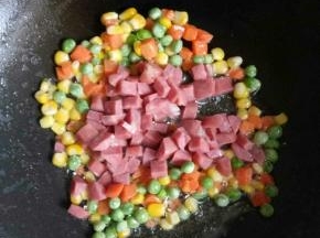 加入烤肠翻炒几下