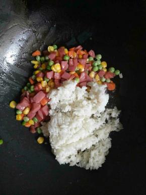 再加入剩米饭1碗，炒散成颗粒状，翻炒均匀