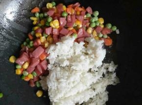 再加入剩米饭1碗，炒散成颗粒状，翻炒均匀