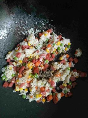 最后加入盐，黑胡椒粉，鸡精调味即可