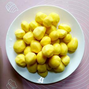 小土豆去皮洗净，隔水蒸熟，如果你像我一样是用电压力锅焖饭的，也可以和我一样偷懒在焖饭的时候把土豆放在米上面，就可以一锅熟了。