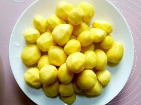 小土豆去皮洗净，隔水蒸熟，如果你像我一样是用电压力锅焖饭的，也可以和我一样偷懒在焖饭的时候把土豆放在米上面，就可以一锅熟了。