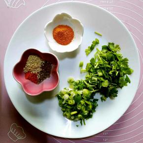 切葱花，香菜段，把方子中各种调料准备好。