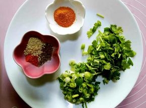 切葱花，香菜段，把方子中各种调料准备好。