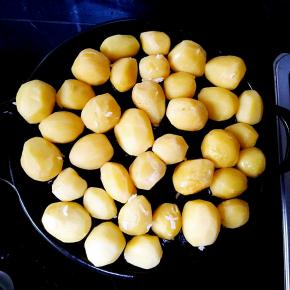 在陶玻的扒盘上倒入植物油，刷满整个扒盘即可，然后把小土豆摆好用中火煎。