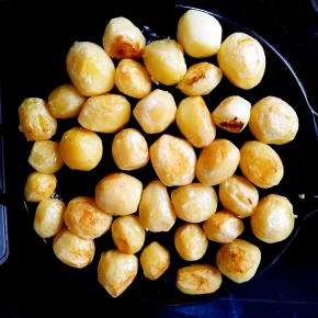 用筷子拨弄土豆，很快各个面就都煎成了金黄色，晚上做的厨房光线不好，实际颜色要好看的多。