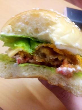 自己做的汉堡满满的料，一个就饱饱的